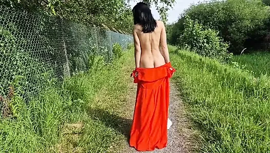 Çıplak açık havada ve işiyor