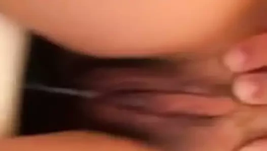 Kız amcığını gösteriyor