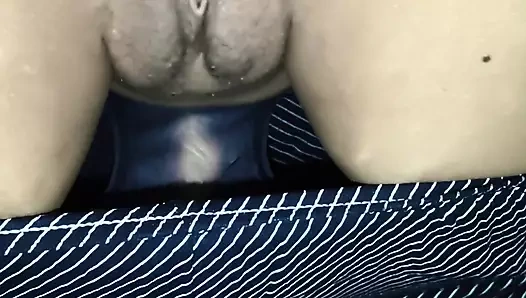 Kız arkadaşı evine geldi ve ailesi evde yokken kanepede onunla seks yapıyor kız arkadaşını evine çağırıyor