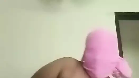 İri güzel kadın mastürbasyon videosunda