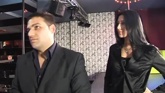 Bir Iyilik Karşılığında Karısını Iki Adam Tarafından Siktiriyor Ve Fışkırtmalarından Zevk Alıyor