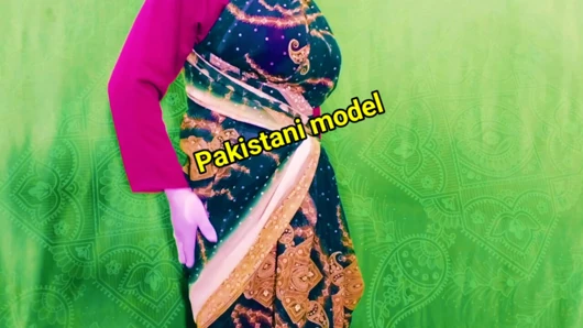 Hintli Pakistanlı evli kadın sari giyiyor