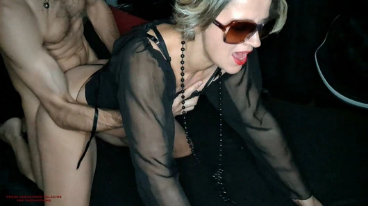 Taze sıcak 48 yaşındaki anne üvey oğlu sikmek için seviyor - ağzına boşalmak ve kedi alır