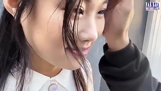 Kalabalık gözlerin dik uçlarında ateşli, sıkı bir tepenin ateşlendiği çıplak meme yürüyüşü faz.3