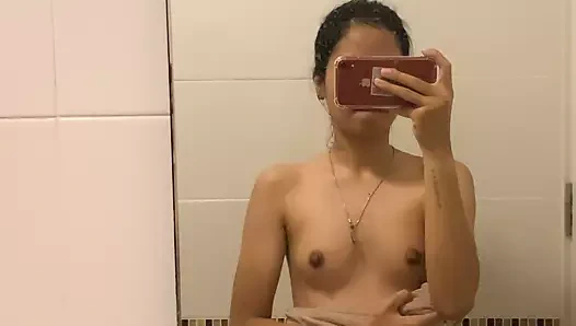 Asyalı kız küçük memeler