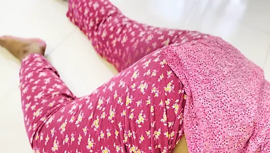 Tamil büyük götlü 19 yaşındaki seksi üvey kız kardeş odasında dinlenirken pencaplı üvey erkek kardeş tarafından sikiliyor - anal boşalma bölüm-3