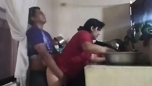 Karım oturma odasındayken hizmetçiyi mutfakta sikiyorum