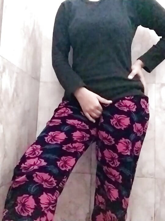Üvey annemin banyosuna geldim, onun yanında sikimi yaktım ve mastürbasyon yapmaya başladım ve o hiçbir şey olmamış gibi davrandı ama o