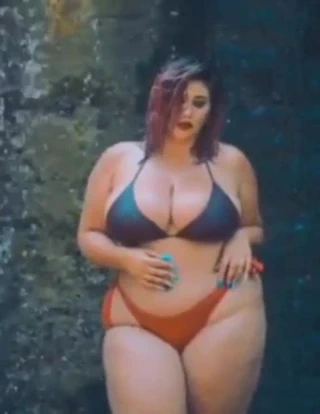 Su düşüşü altında bikinili fotoğraf çekimi