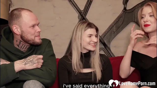 Kız arkadaşımın üvey kız kardeşi harika bir üçlü seks için bize katılıyor