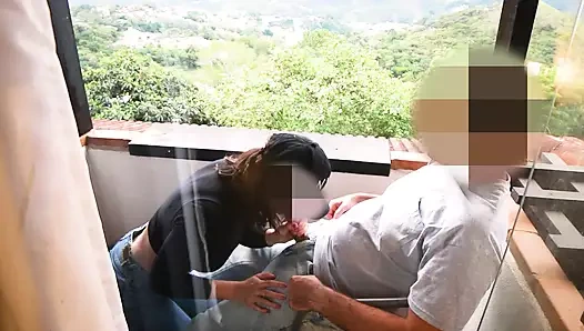 "branquinha de leite" apartmanın balkonunda arkadaşına oral seks yapıyor.