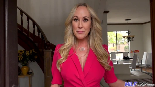 Orta yaşlı seksi kadın Brandi Love röportajdan sonra dölleniyor