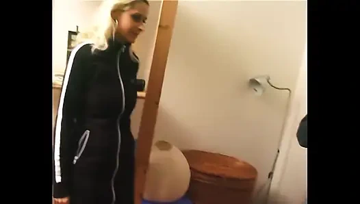 Güzel kız sokak striptizlerinde yakalandı ve hatta bir lezbiyen tarafından dokunuyor ve sikiliyor