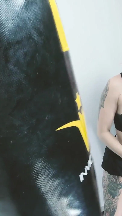 Büyük götlü latin ile çıplak egzersiz