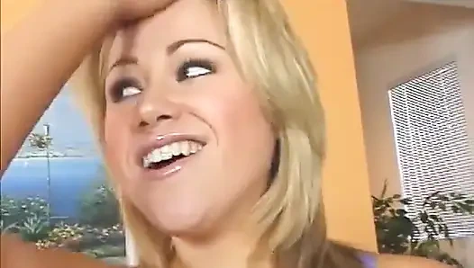 Dövmeli genç kız ağzını ve amını sert siktirdikten sonra siyah bir adamdan döl yutuyor