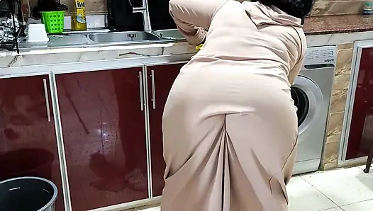 Mısırlı sharmota mutfakta amını ıslatıyor Arap büyük kadın
