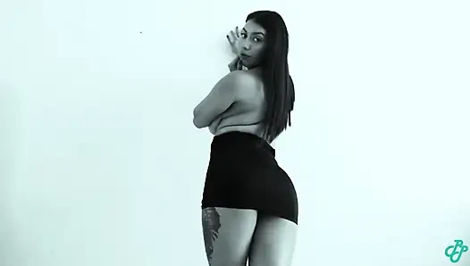 Грудастая латина светит