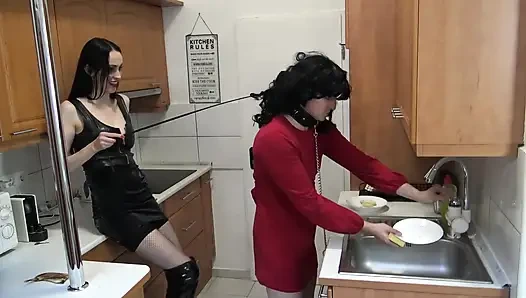 Dev Gotik Hanım Küçük Kızını Temizlik İçin Büyütüyor!