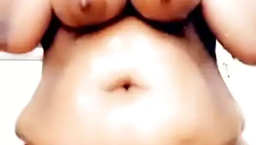 Tombul siyah iri güzel kadın