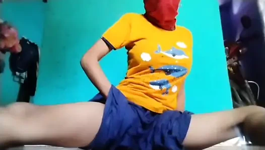 Hintli güzel kız evde parmaklıyor