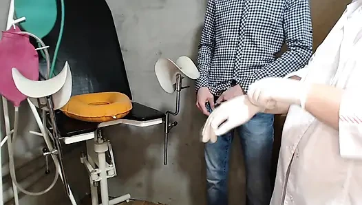 Büyük memeli bir hemşire bir hastanın boşalmasına izin veriyor