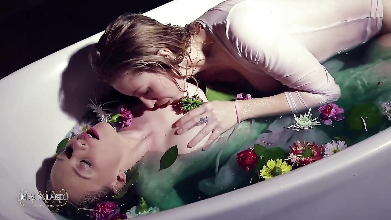 Verronica Kirei ve Athena Rayne lezbiyen