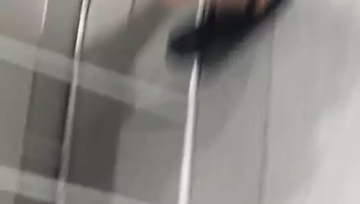 Parmak arası terliklerde soyulmuş ayaklar