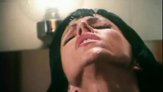 Valentine Demy ateşli kırmızı iç çamaşırı ve onu boşaltmak için güzel sert bir yarak