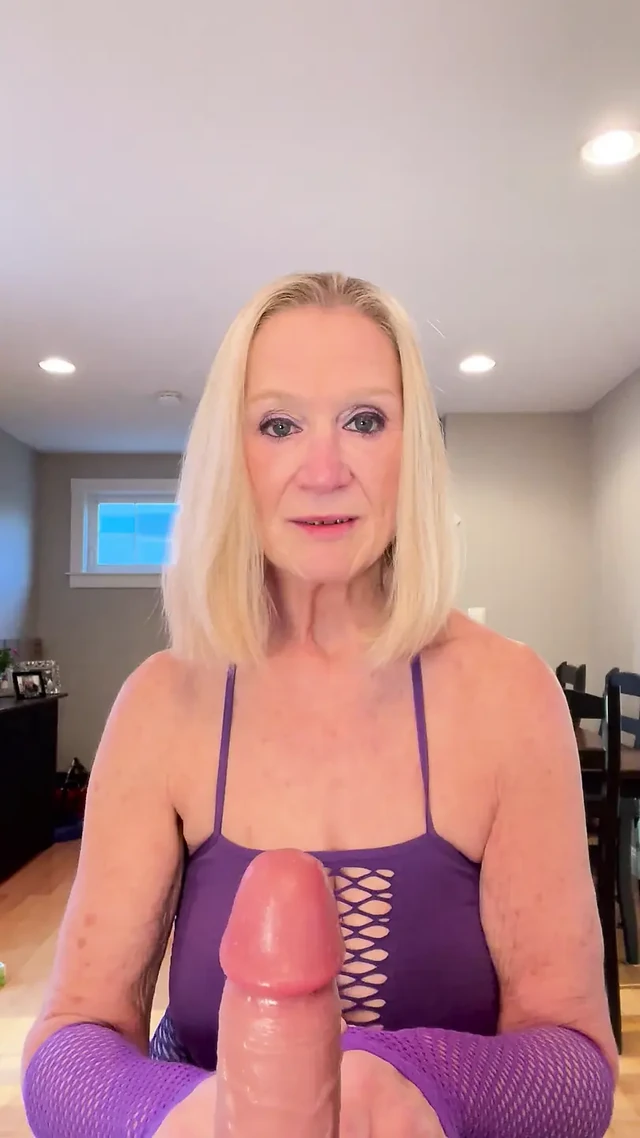 65-летняя Danielle Dubonnet застает пасынка за пасынком