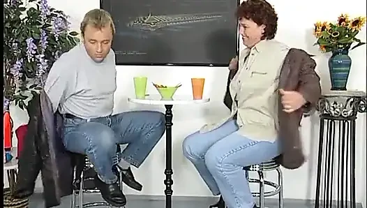 Orta yaşlı seksi kadın yarak emiyor ve sonra ağzına boşaltıyor