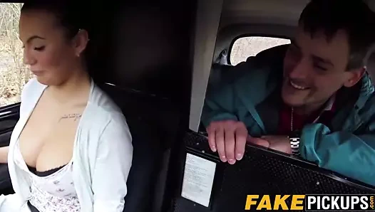 İnanılmaz doğal göğüsleri ile taksi bebek müşterisini mutlu ediyor