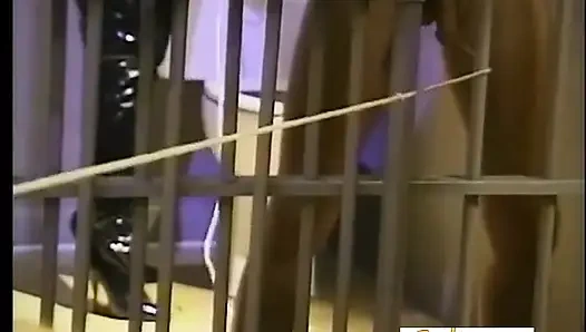 Sarışın kadın egemenliği ve esmer sahibe yaşlı köleye işkence ediyor