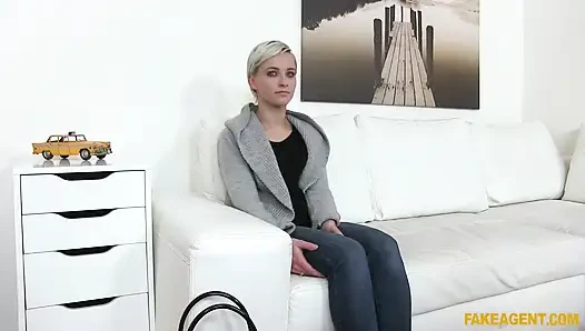 Fake Agent - model masada en iyi hareketlerini gösteriyor