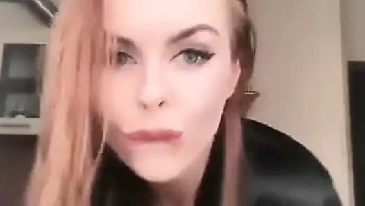 Seksi bayan web kamerasında çıplak dans ediyor