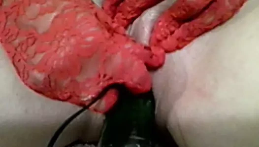 Nadia, İtalyan seks köle sikikleri ile bir salatalık