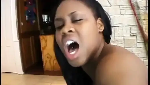 Seksi zenci bebek arkadaşlarının ıslak amına vibratör sokuyor
