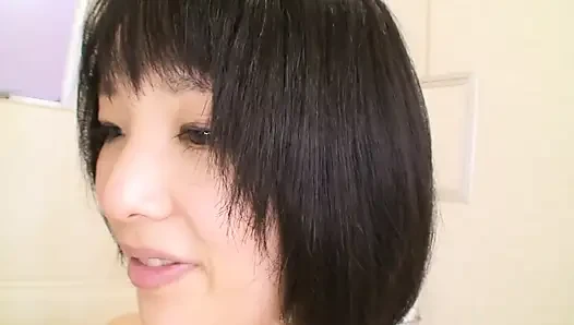Japon genç kız vibratör ve yarak için eğiliyor