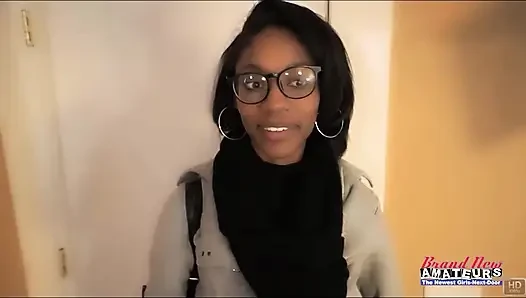 Minyon Sylvia'nın sıkı göt deliği büyük yarağının etrafında esniyor!
