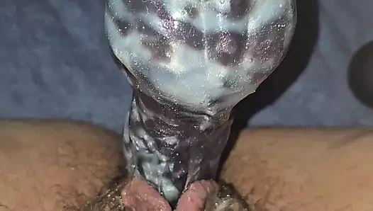 Dildoyla boşalıp seksi evli kadının büyük ıslak amcığını sikiyor