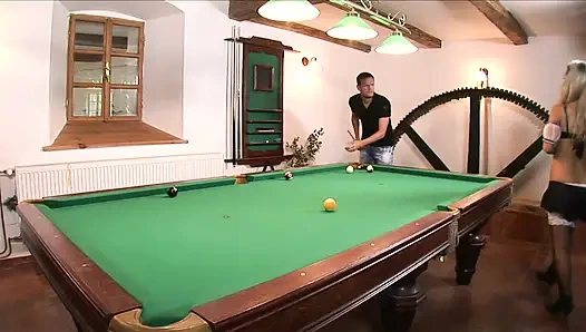 Ateşli hizmetçi büyük yarağı götüne alıyor