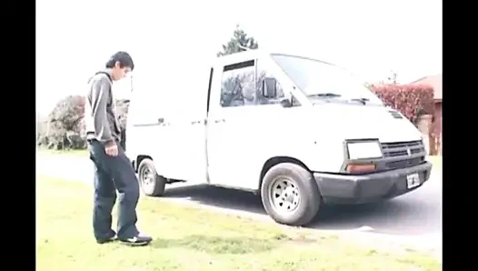 Minibüste üçlü seks