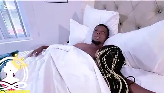 Zayıf kadın büyük bir yarak amına boşaldığında çok yüksek sesle inledi