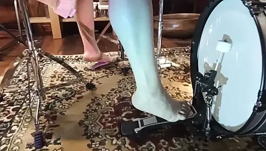 Pedal pompalama davul seti alıştırması