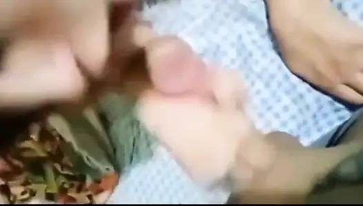 İtfaiyeci Polemika Redhead, Alman dövme sanatçısına kadının yangını nasıl söndürüleceğini gösteriyor