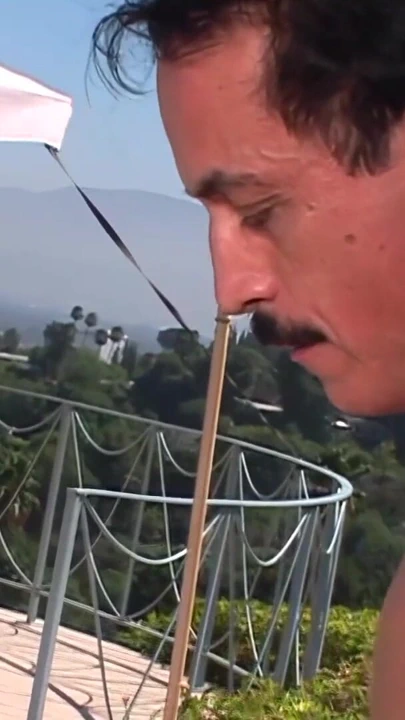 Arka bahçesinde esmer, yaşlı adamı davet ediyor. | Klip 1