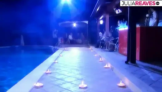 Seksi kız canavar yarakla öğürüyor ve sonra ağzına boşaltıyor