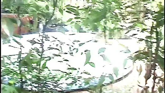 İri güzel kadın oturma odasında iki birden alıyor