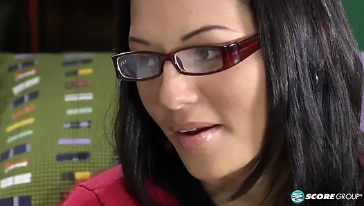 Üniversite oda arkadaşları Isabella ve Teagan gerçekten birbirlerini yalıyor