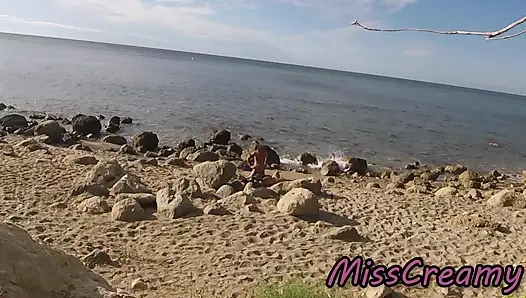 Yabancılar karımı çıplak bir plajda büyük yarağıma dokunup sikerken yakaladı