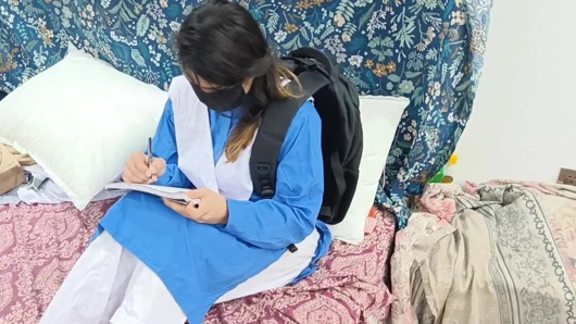 Hintli kız öğrenci üvey babası tarafından sikiliyor